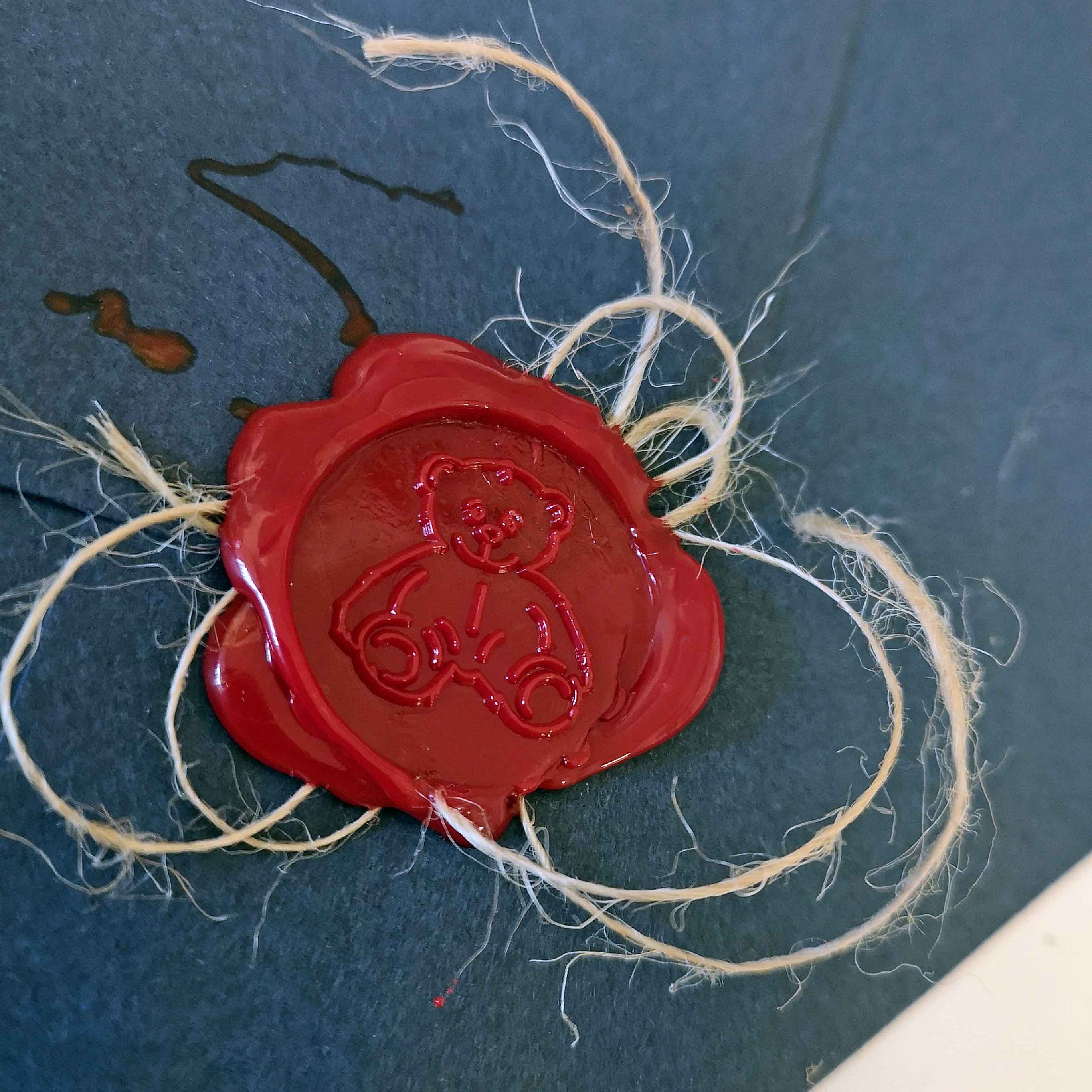 Papirdesign - Lakkstempel - Bamse