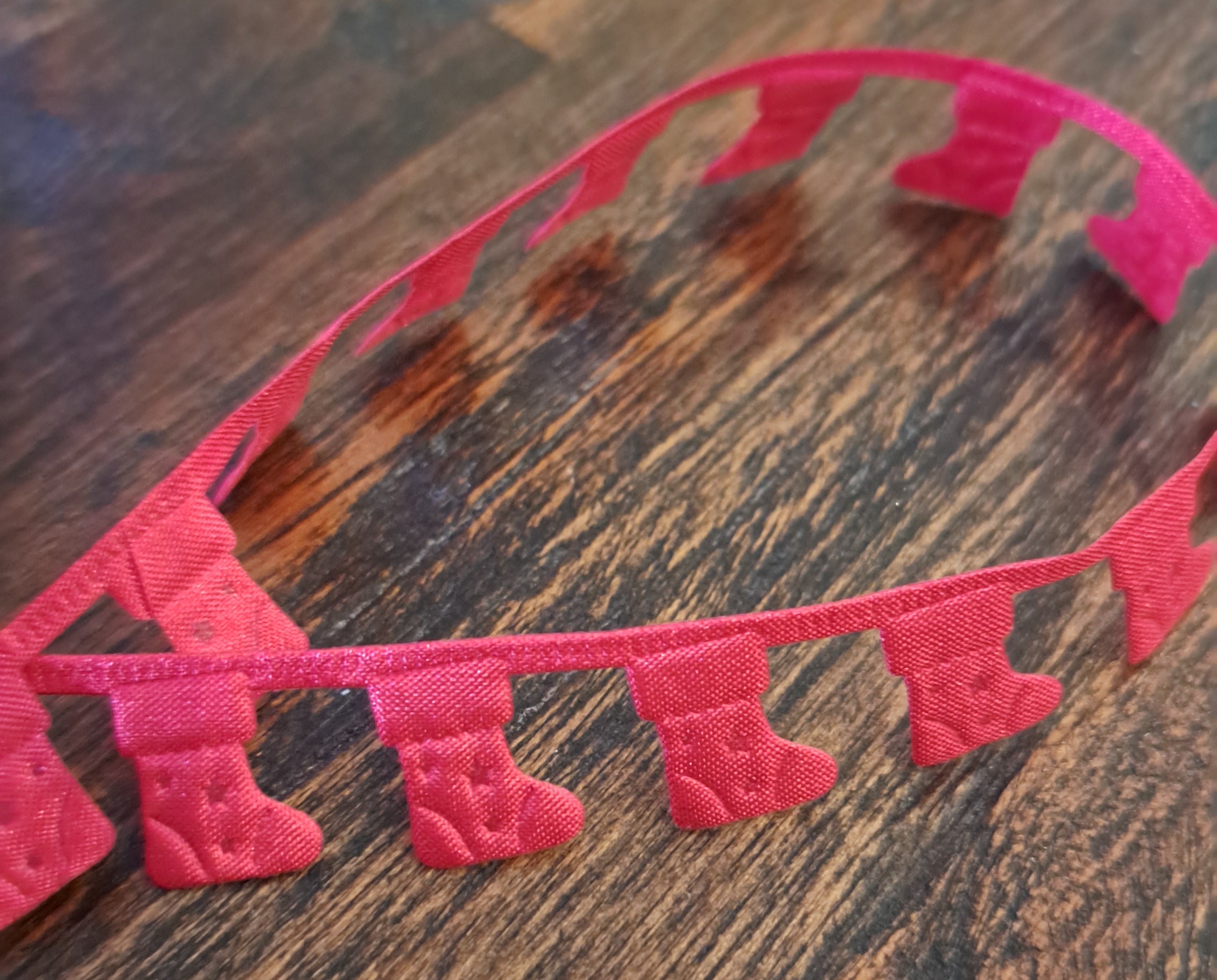 May Arts - Satin Cut Outs Ribbon - Red Stocking (metervis)
