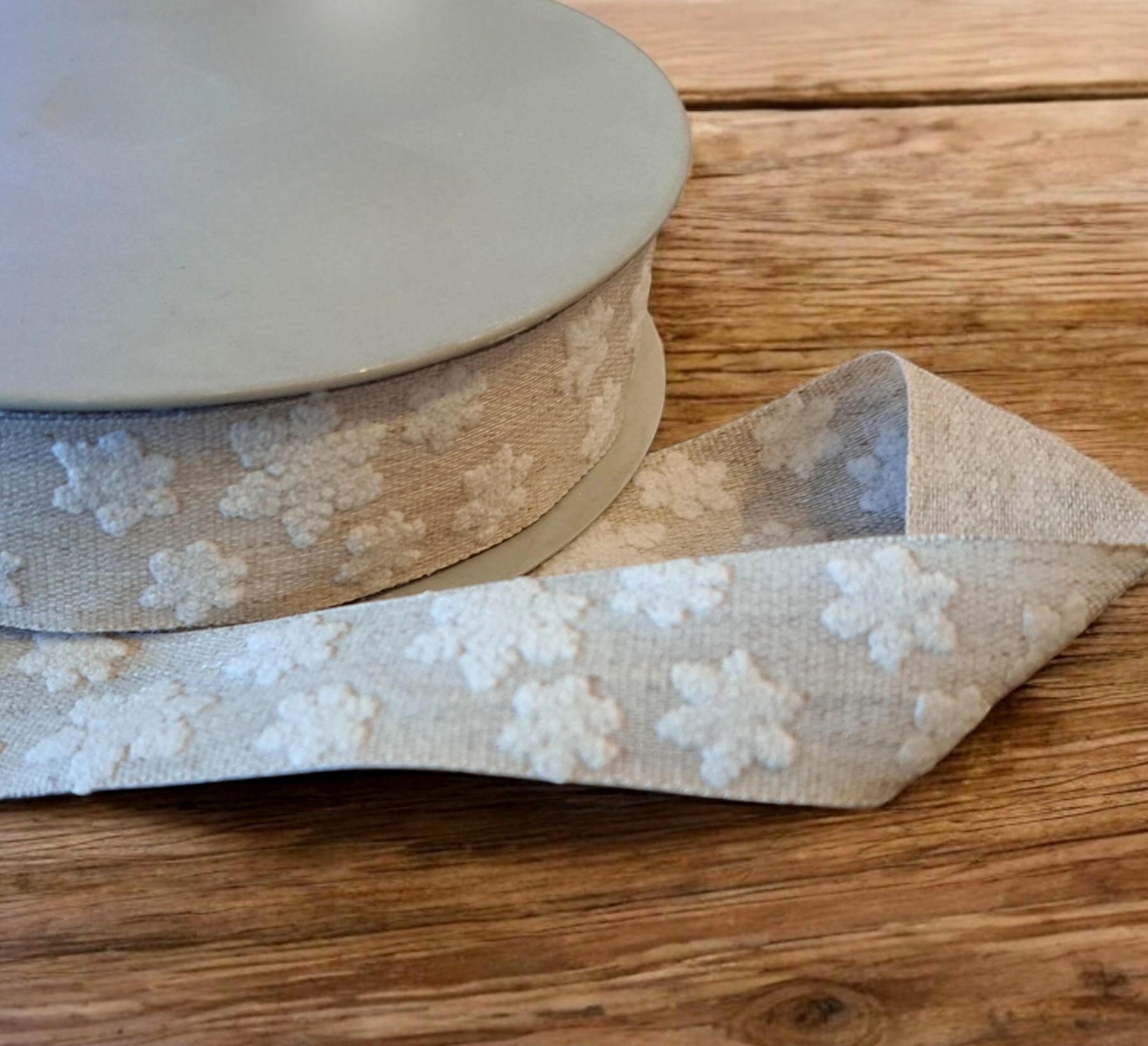 Edelweiss - Linen Ribbon - Beige with snowcrystals - metervis