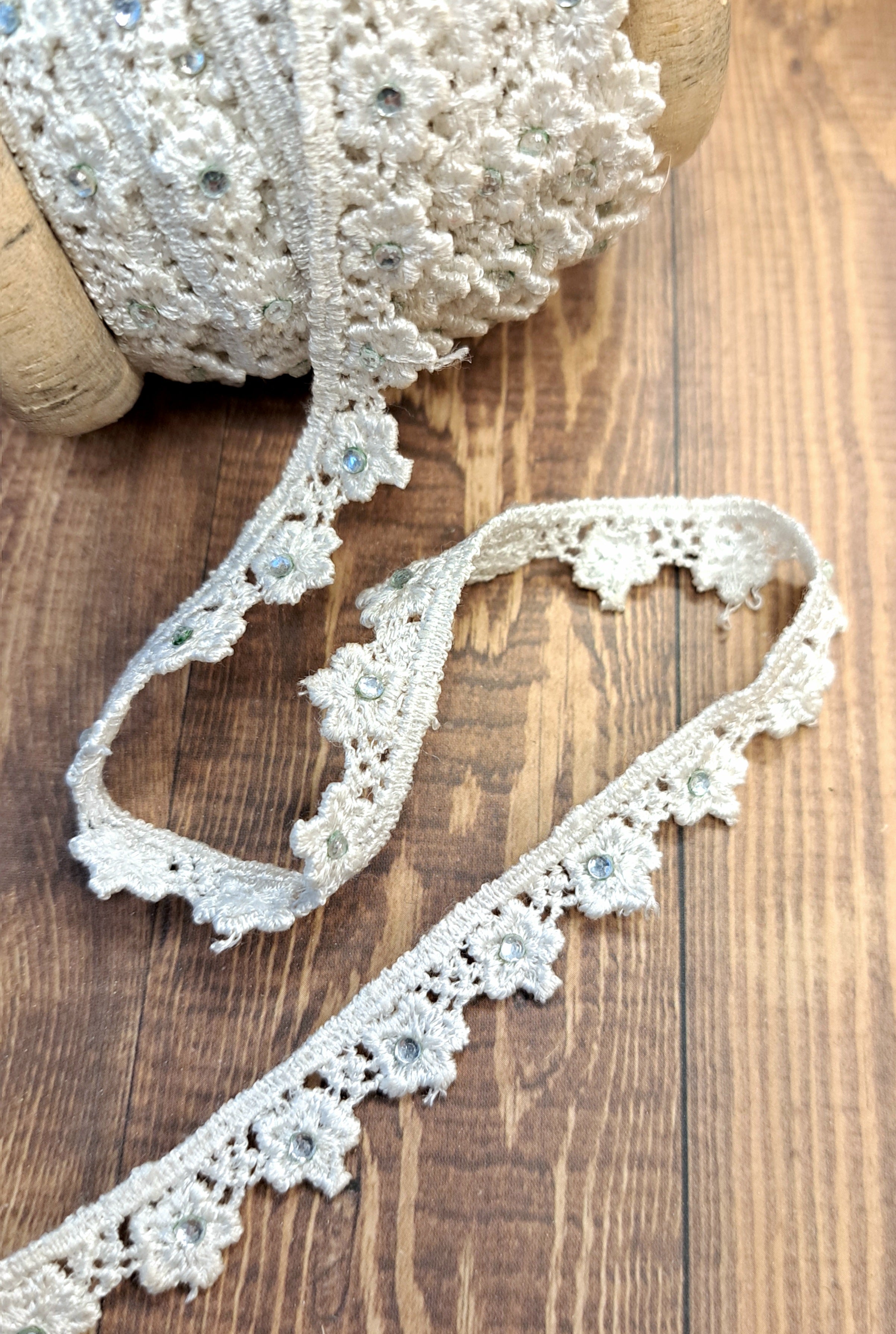 Ludvig - Lace with stones - White (metersvis)