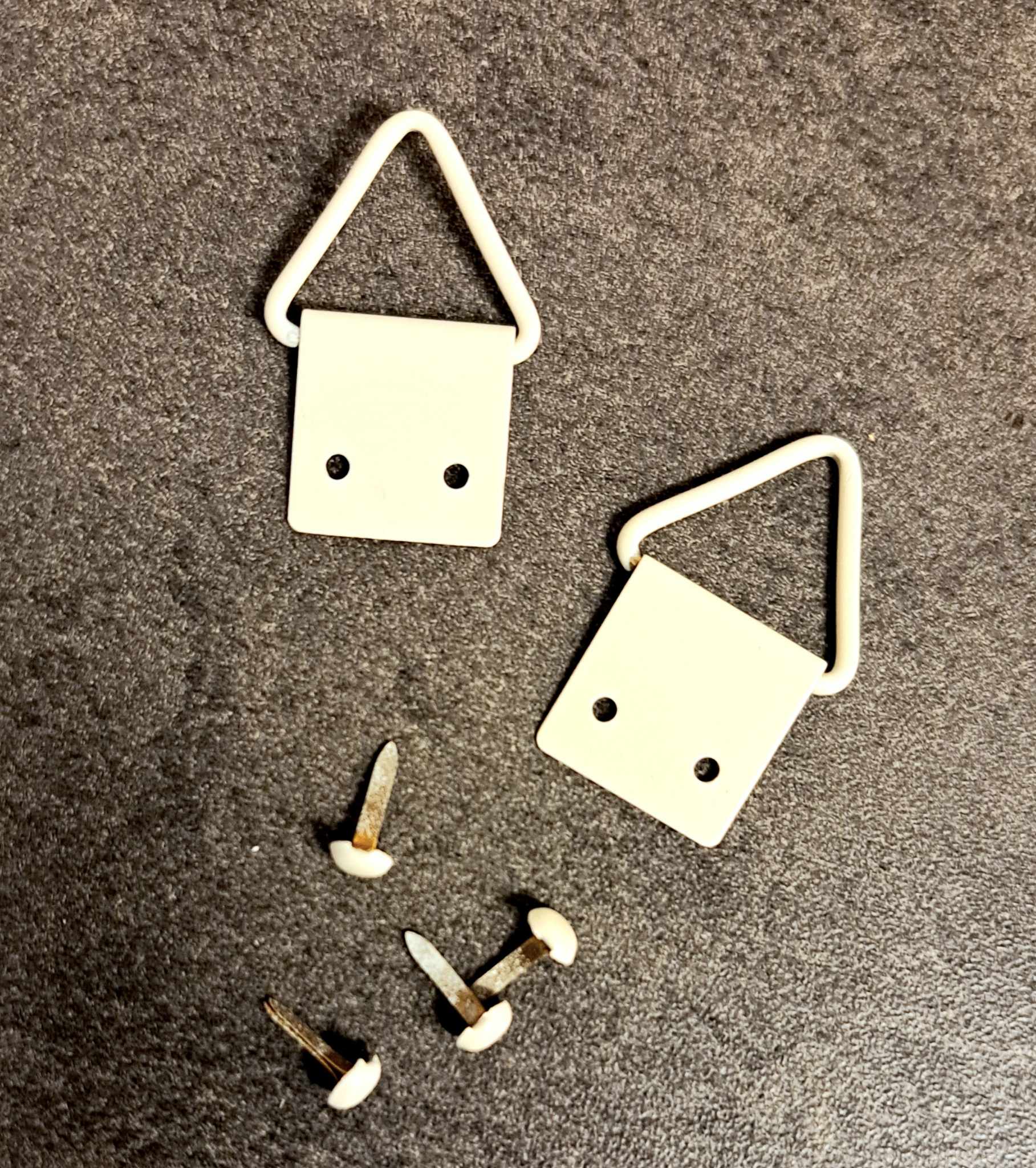 Daisy d's: Picture hangers - antique white