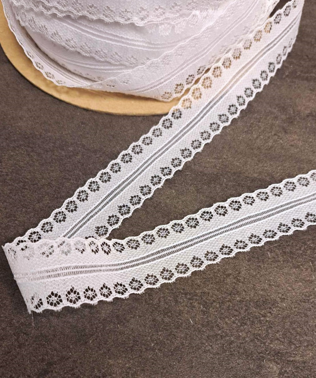 Cheep Trims - Raschel Lace - Gallon White - METERSVIS
