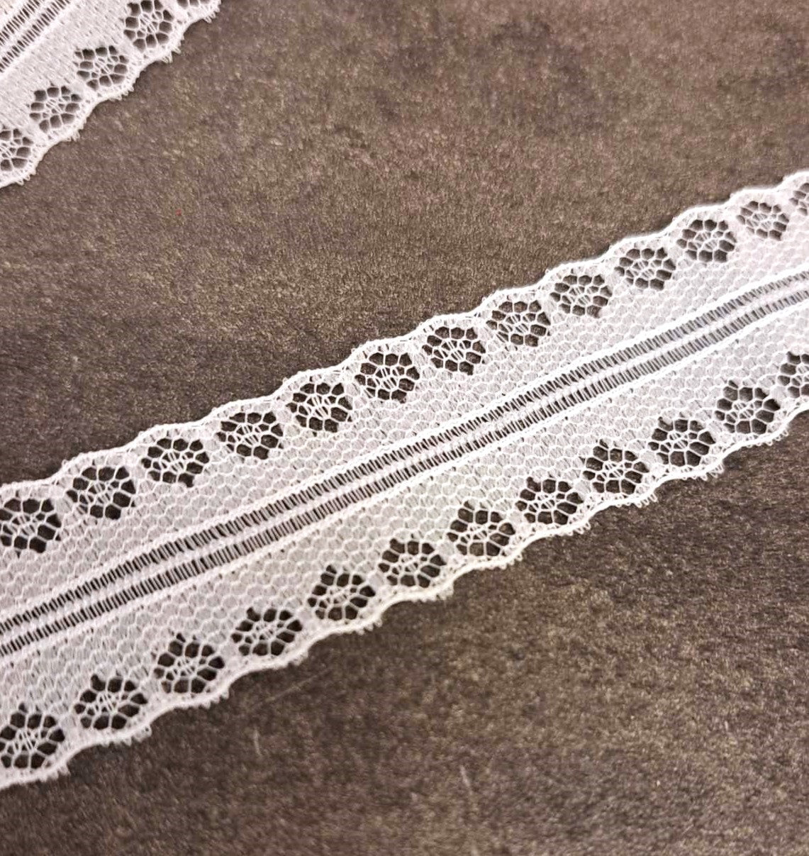 Cheep Trims - Raschel Lace - Gallon White - METERSVIS