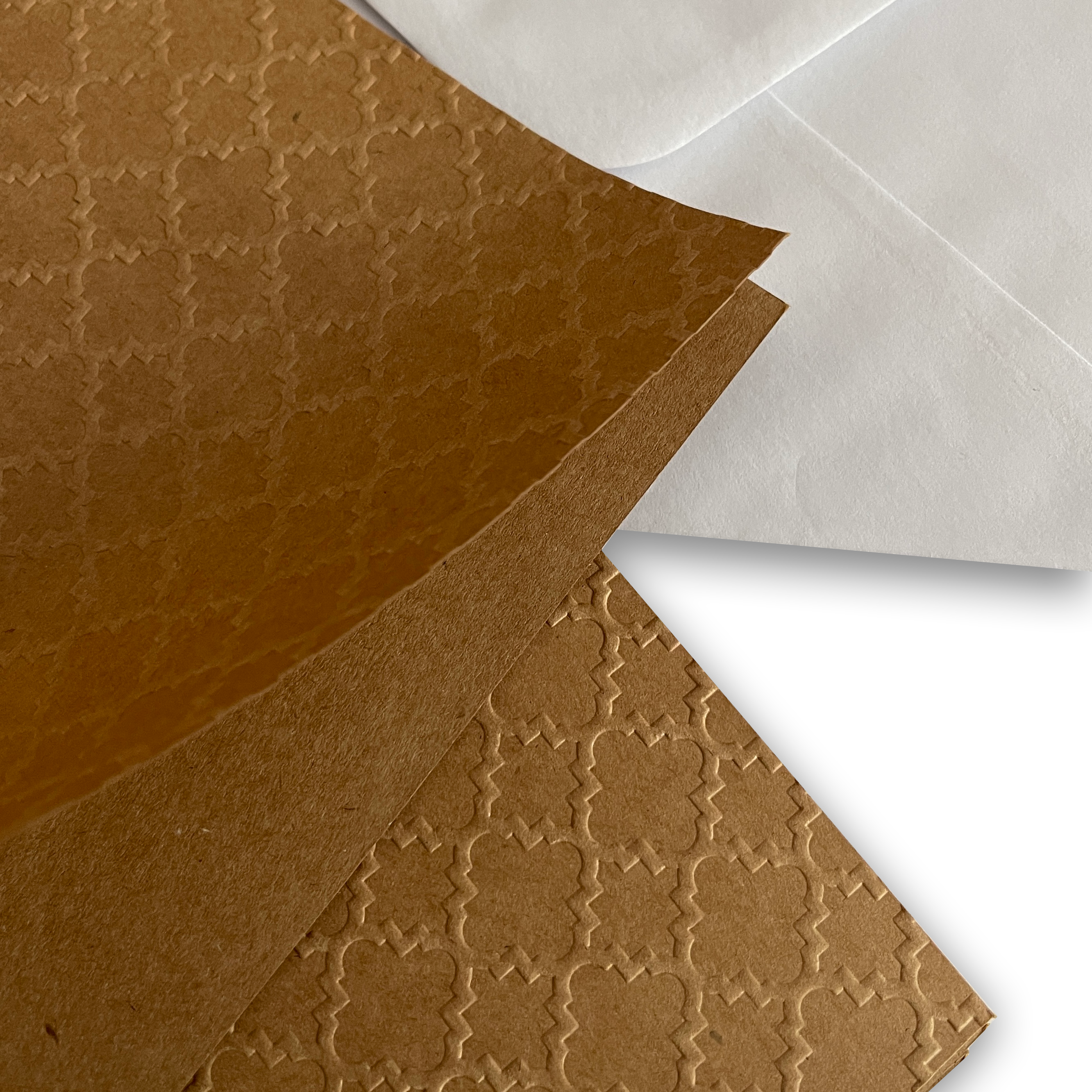 DCWV - Kort og  konvolutter - m/preget mønster - Kraft  (12 stk)