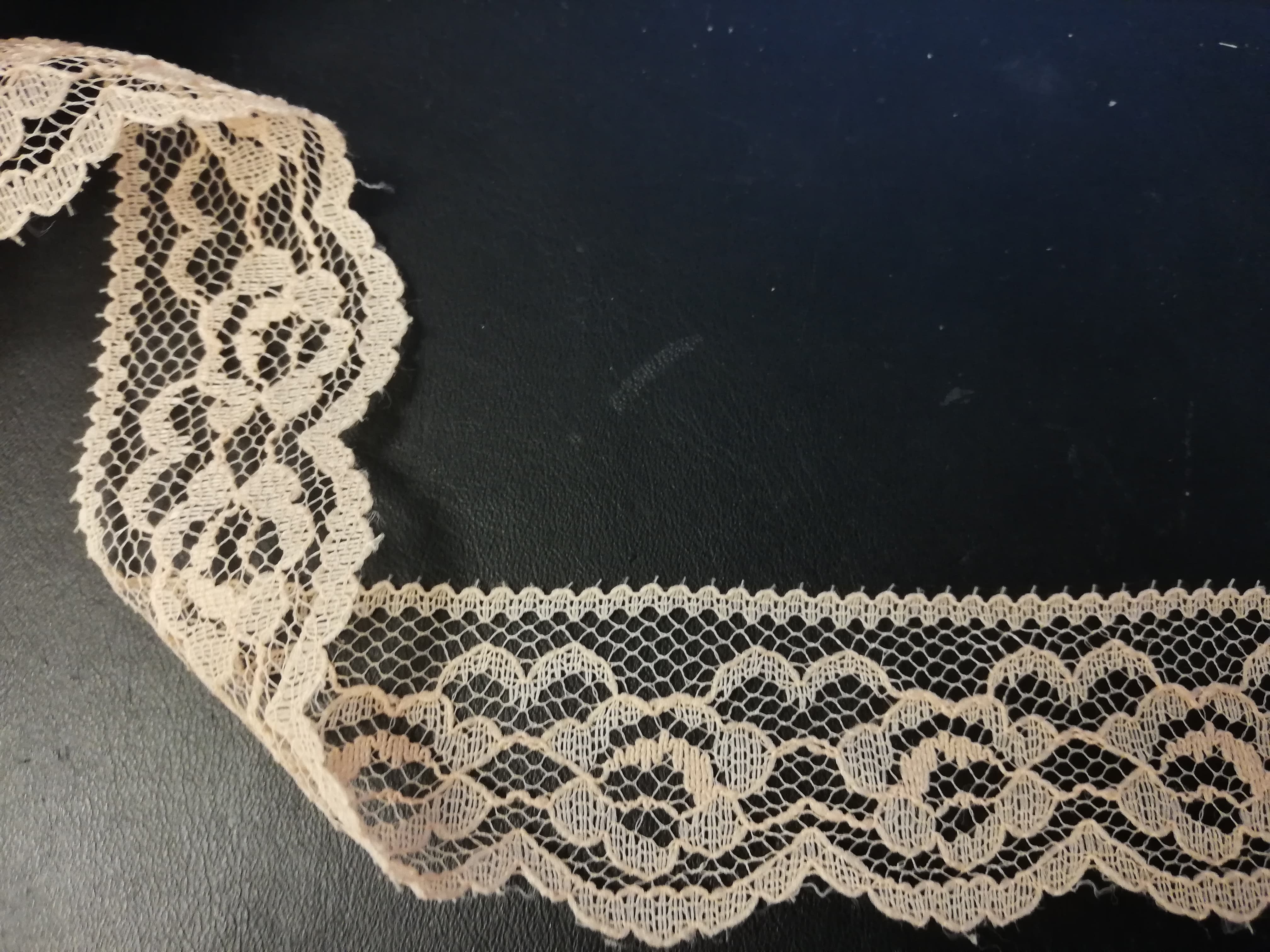 Cheep Trims - Flat Raschel Lace -Peach - METERSVIS