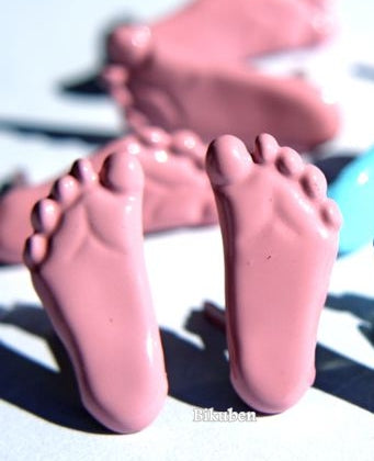 Eyelet Outlet - Pink Feet Brads