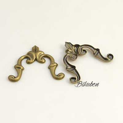 Charms - Antique Bronze - Scroll Corner