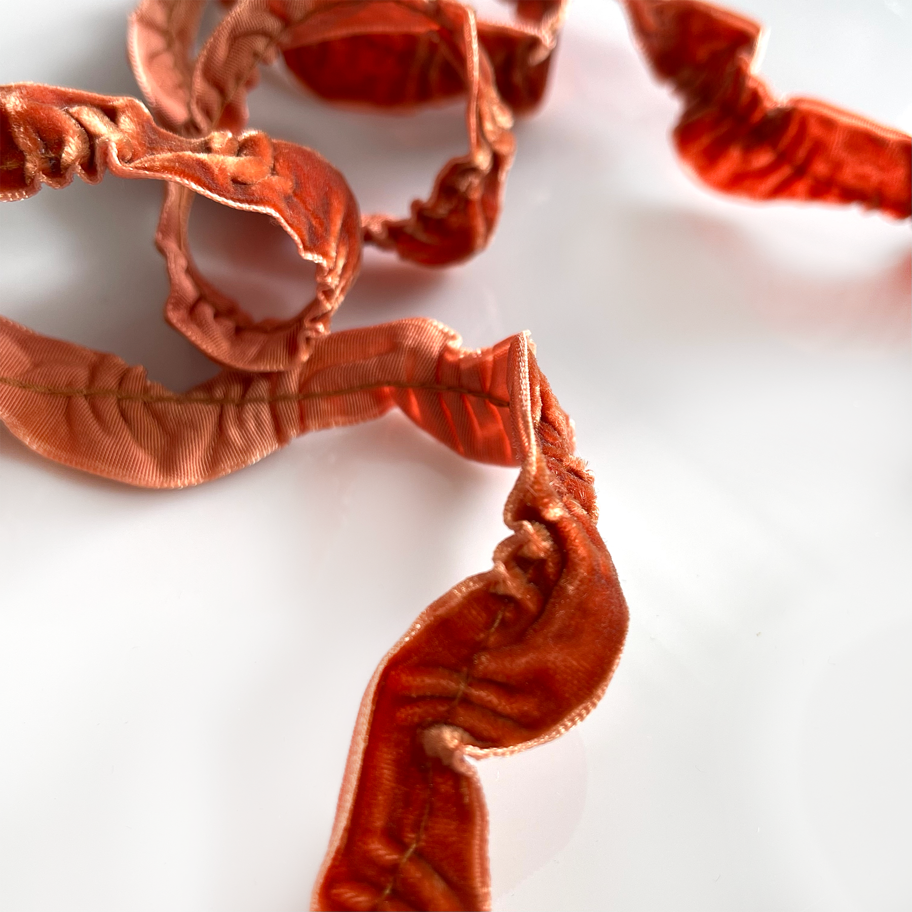 Maya Road - Orange Velvet Scalloped - Metervis - Oransje bånd fra Maja Road