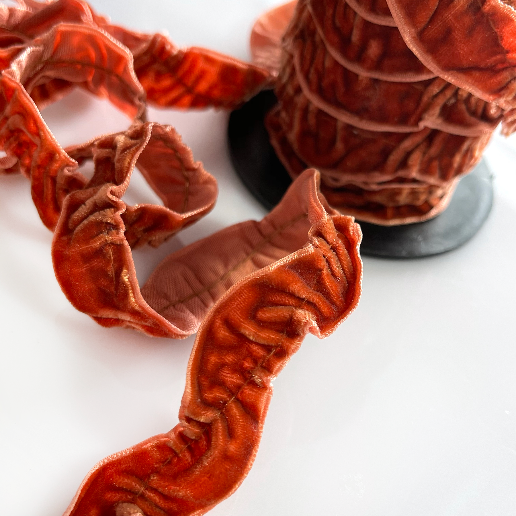 Maya Road - Orange Velvet Scalloped - Metervis - Oransje bånd fra Maja Road