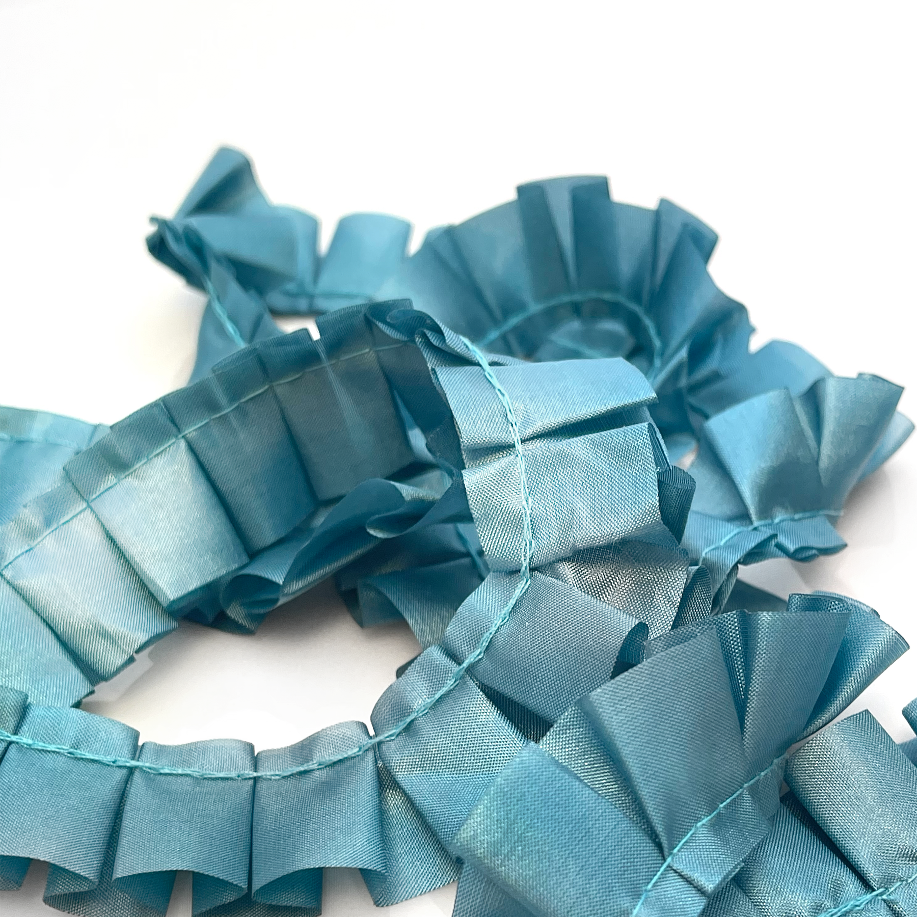 rynkebånd rynkete skrukkete bånd blå blått lyseblå lysblå ruffles ruffled silk ribbon pyntebånd satin silke silkebånd