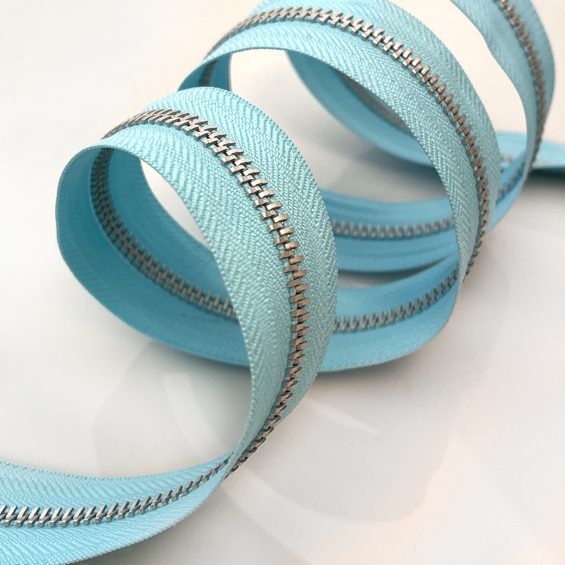 Maya Road - Zipper Trim - Sky Blue - Metervis blå blått bånd med glidelås glidlås babyblå himmelblå pyntebånd
