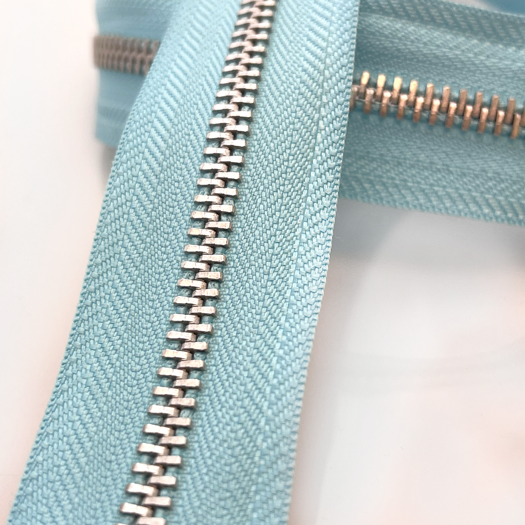 Maya Road - Zipper Trim - Sky Blue - Metervis blå blått bånd med glidelås glidlås babyblå himmelblå pyntebånd