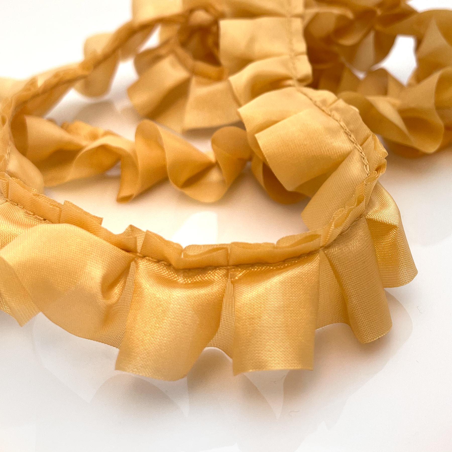 rynkebånd rynkete skrukkete bånd gul gult gull ruffles ruffled silk ribbon pyntebånd satin silke silkebånd