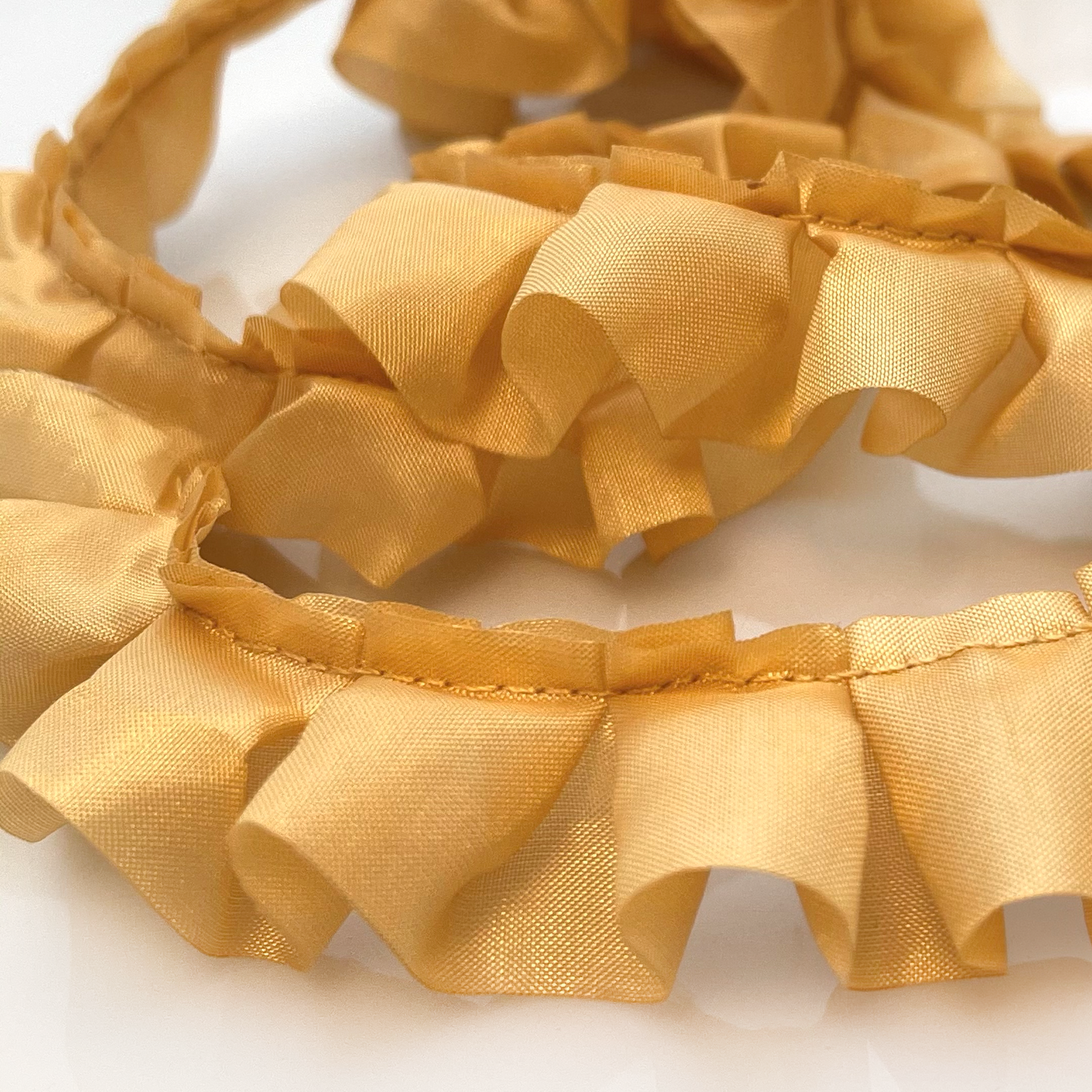 rynkebånd rynkete skrukkete bånd gul gult gull ruffles ruffled silk ribbon pyntebånd satin silke silkebånd