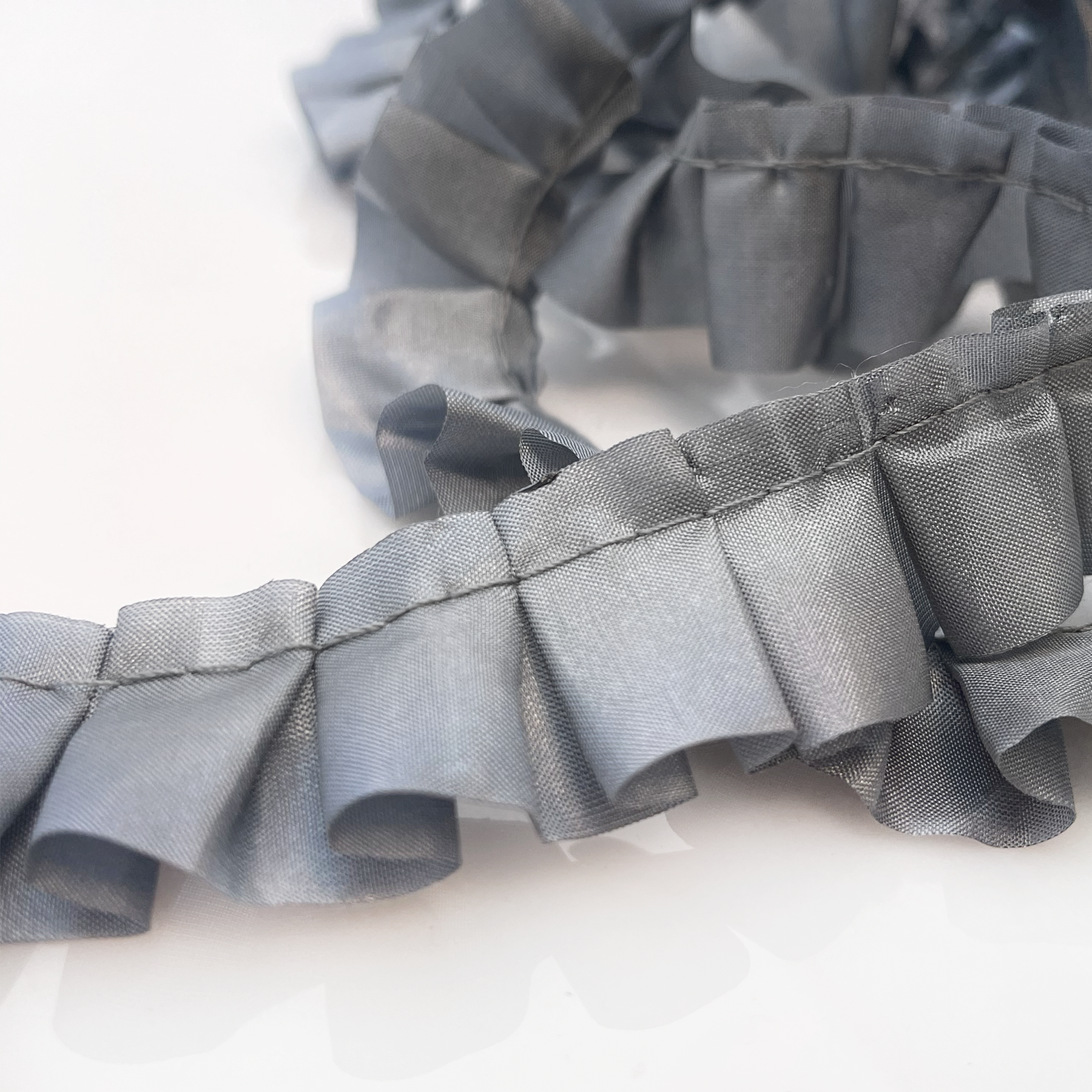 rynkebånd rynkete skrukkete bånd grå grått grey ruffles ruffeled silk ribbon pyntebånd satin silke silkebånd