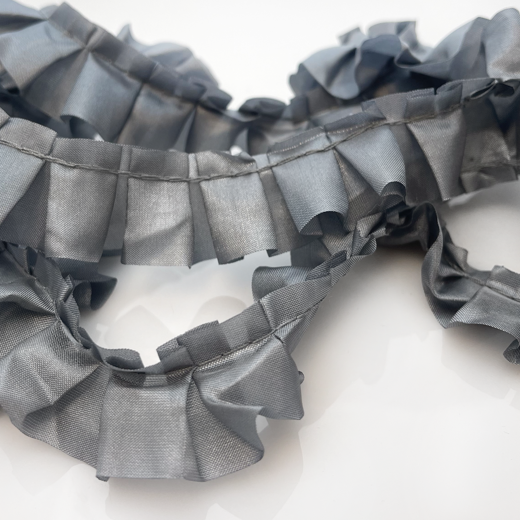 rynkebånd rynkete skrukkete bånd grå grått grey ruffles ruffeled silk ribbon pyntebånd satin silke silkebånd