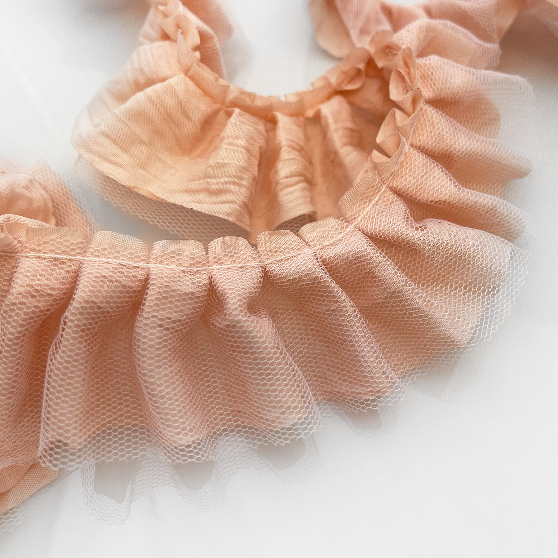 Maya Road - Satin Pleat w/ Tulle - Peach - Metervis rynkebånd rynkete skrukkete bånd fersken lys fersken orange ruffles ruffled silk ribbon pyntebånd satin silke silkebånd