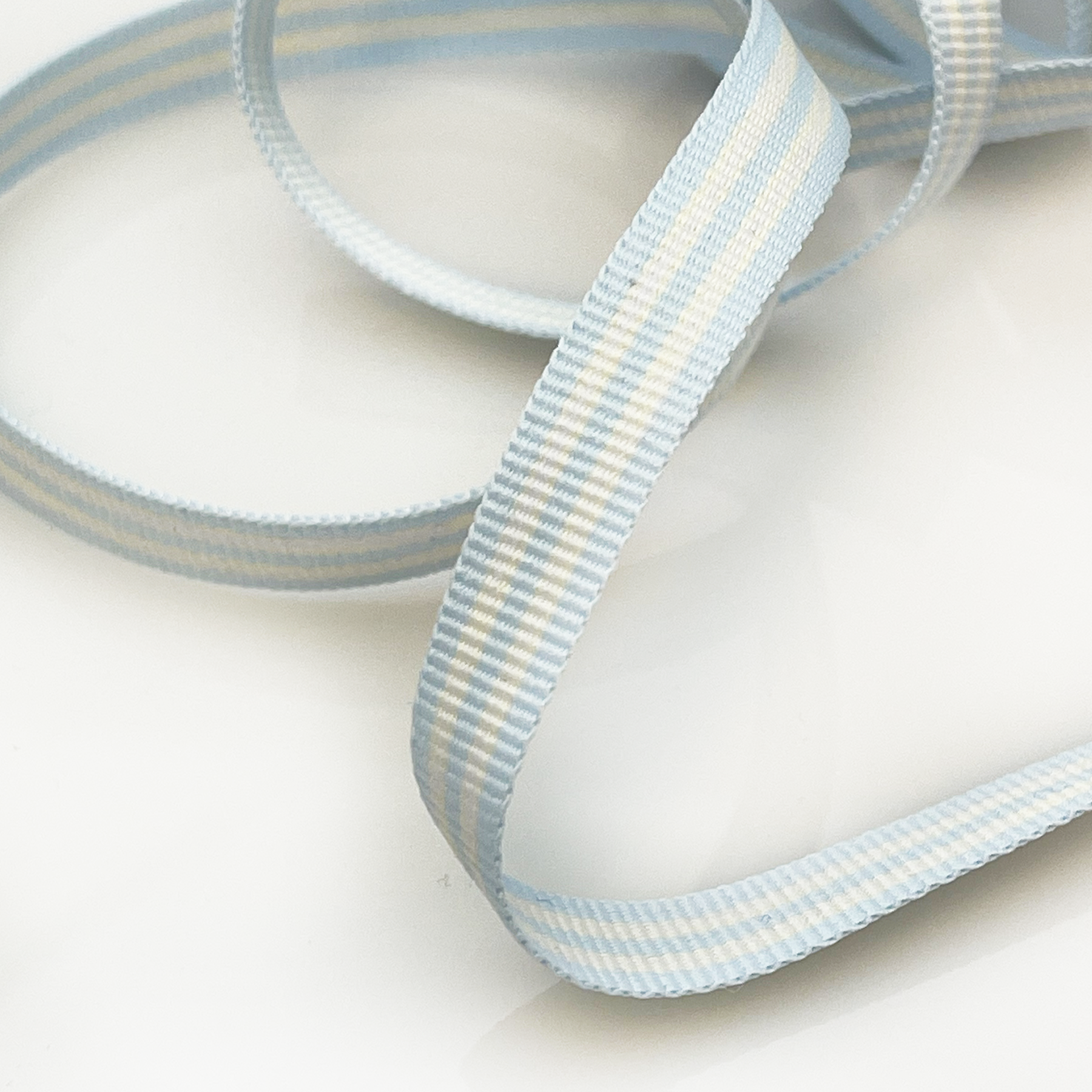 Maya Road - Textured Stripes - Sky blå blått hvitt hvit bånd pyntebånd babyblå himmelblå