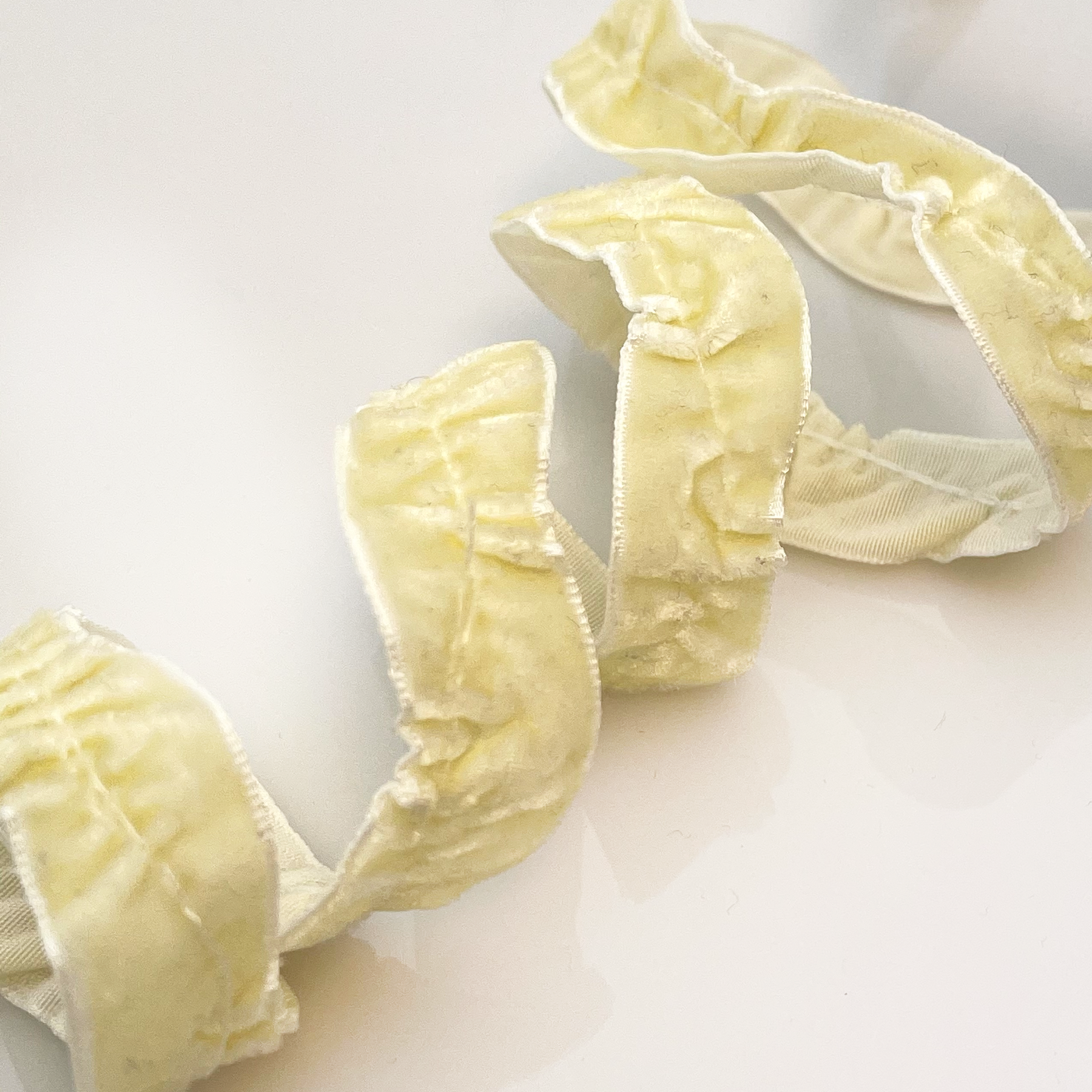 Maya Road - Velvet Scalloped - Cream - Metervis rynkebånd rynkete skrukkete bånd gul lysegul lys gul krem kremfarget ruffles ruffled silk ribbon pyntebånd satin silke silkebånd strikk