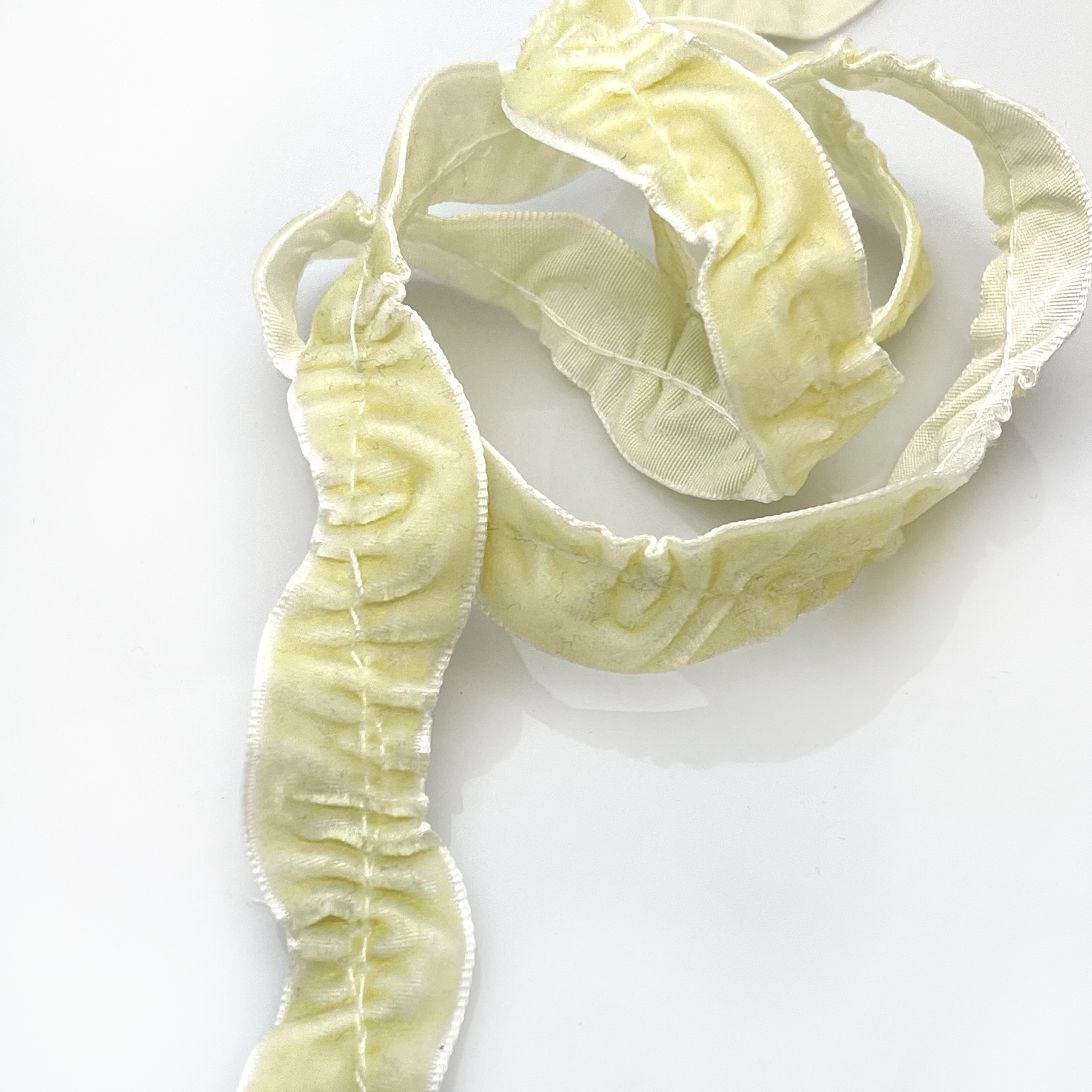 Maya Road - Velvet Scalloped - Cream - Metervis rynkebånd rynkete skrukkete bånd gul lysegul lys gul krem kremfarget ruffles ruffled silk ribbon pyntebånd satin silke silkebånd strikk