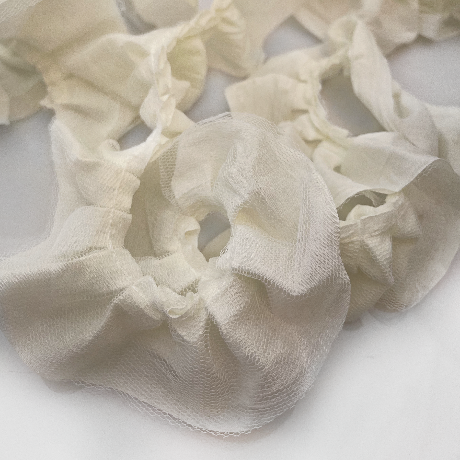 Maya Road - Satin Pleat w/ Tulle - White - Metervis rynkebånd rynkete skrukkete bånd hvit hvitt krem ruffles ruffled silk ribbon pyntebånd satin silke silkebånd