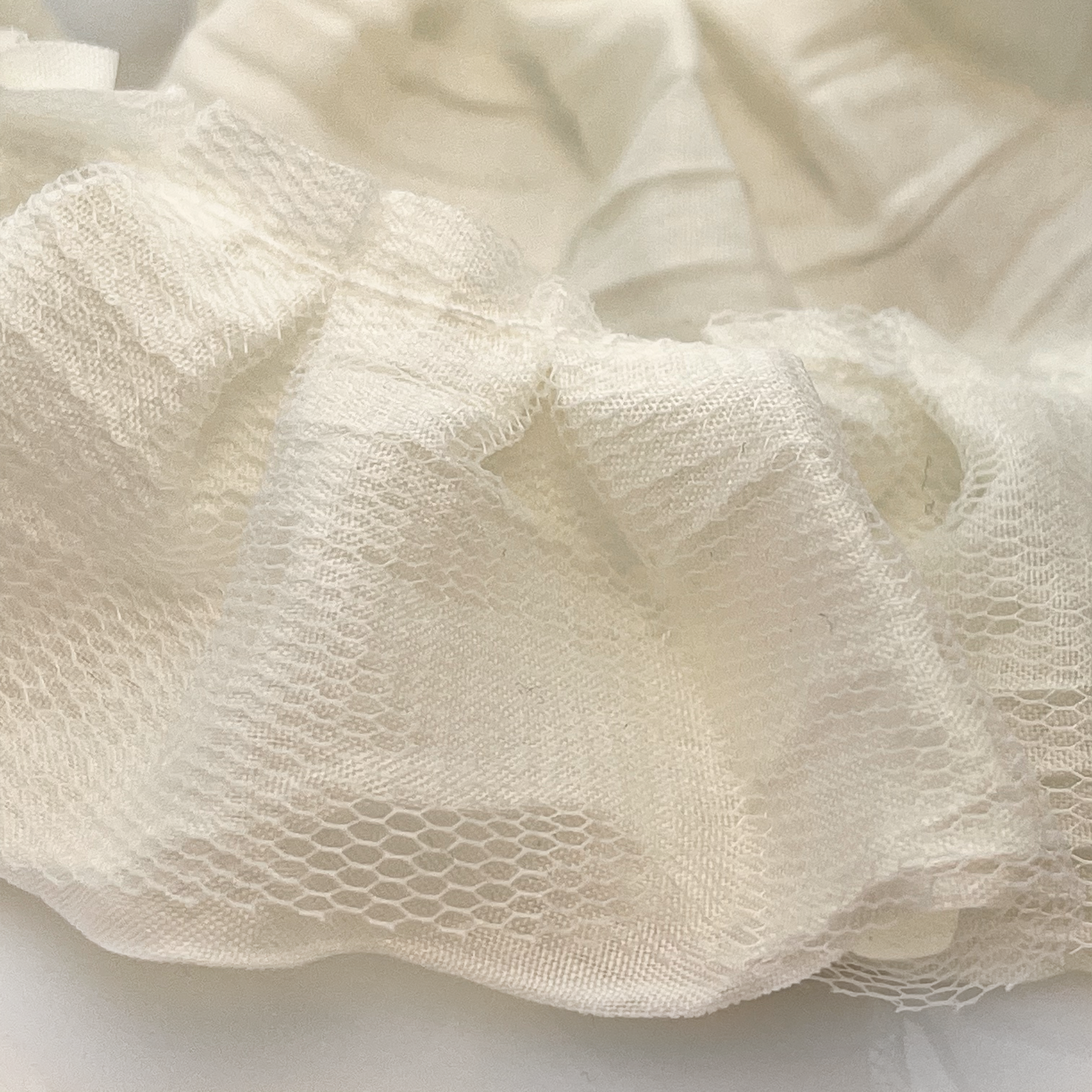 Maya Road - Satin Pleat w/ Tulle - White - Metervis rynkebånd rynkete skrukkete bånd hvit hvitt krem ruffles ruffled silk ribbon pyntebånd satin silke silkebånd