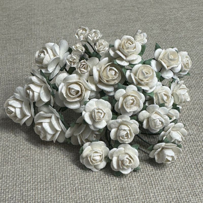 Papirdesign - Roser og knopper - hvit