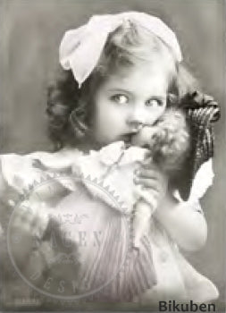 Sagen Vintage Design - Fyrstikkeske - Jente med dukke