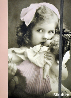 Sagen Vintage Design - Notisbok - Jente med dukke