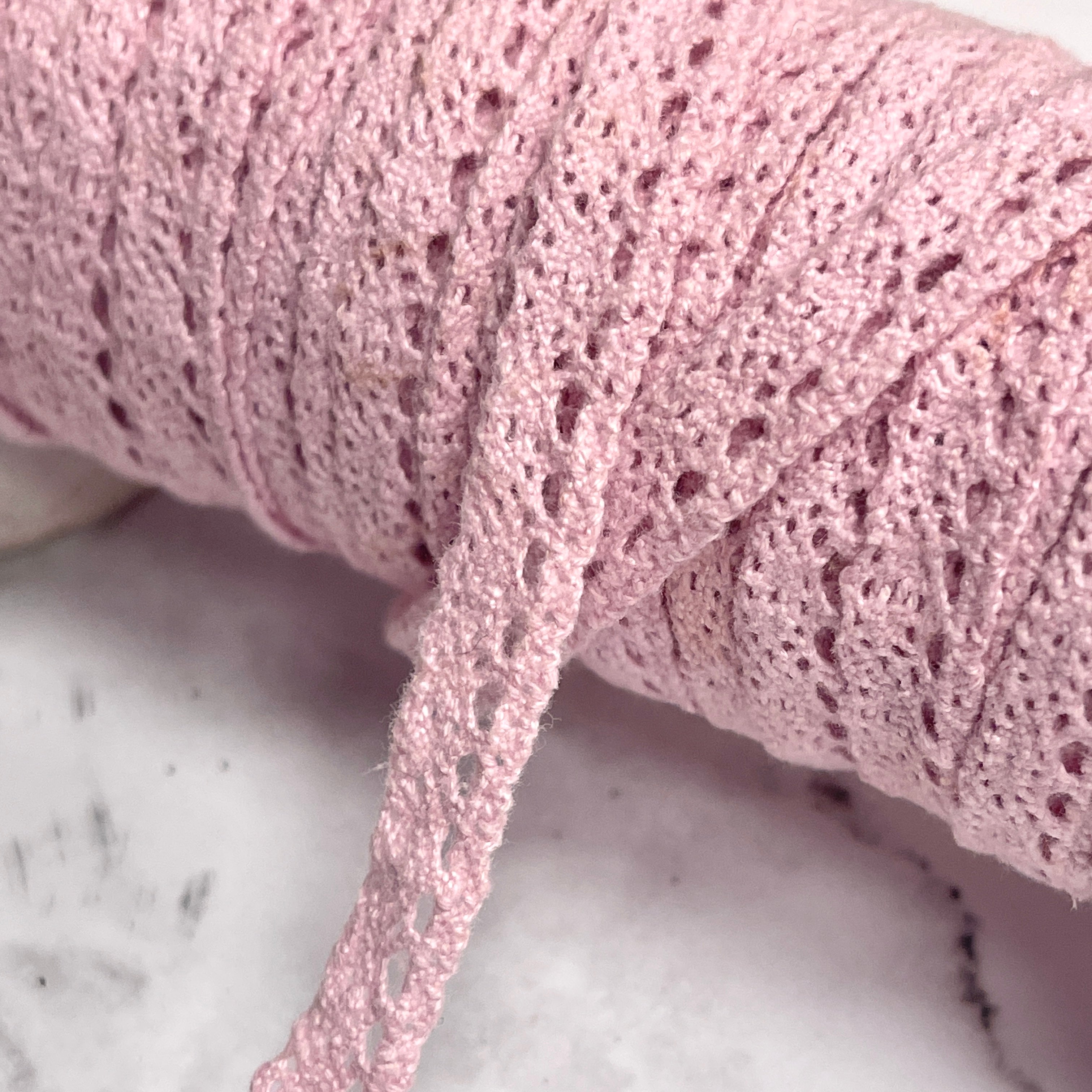 Crochet Lace Ribbon -  Rose (metervis)