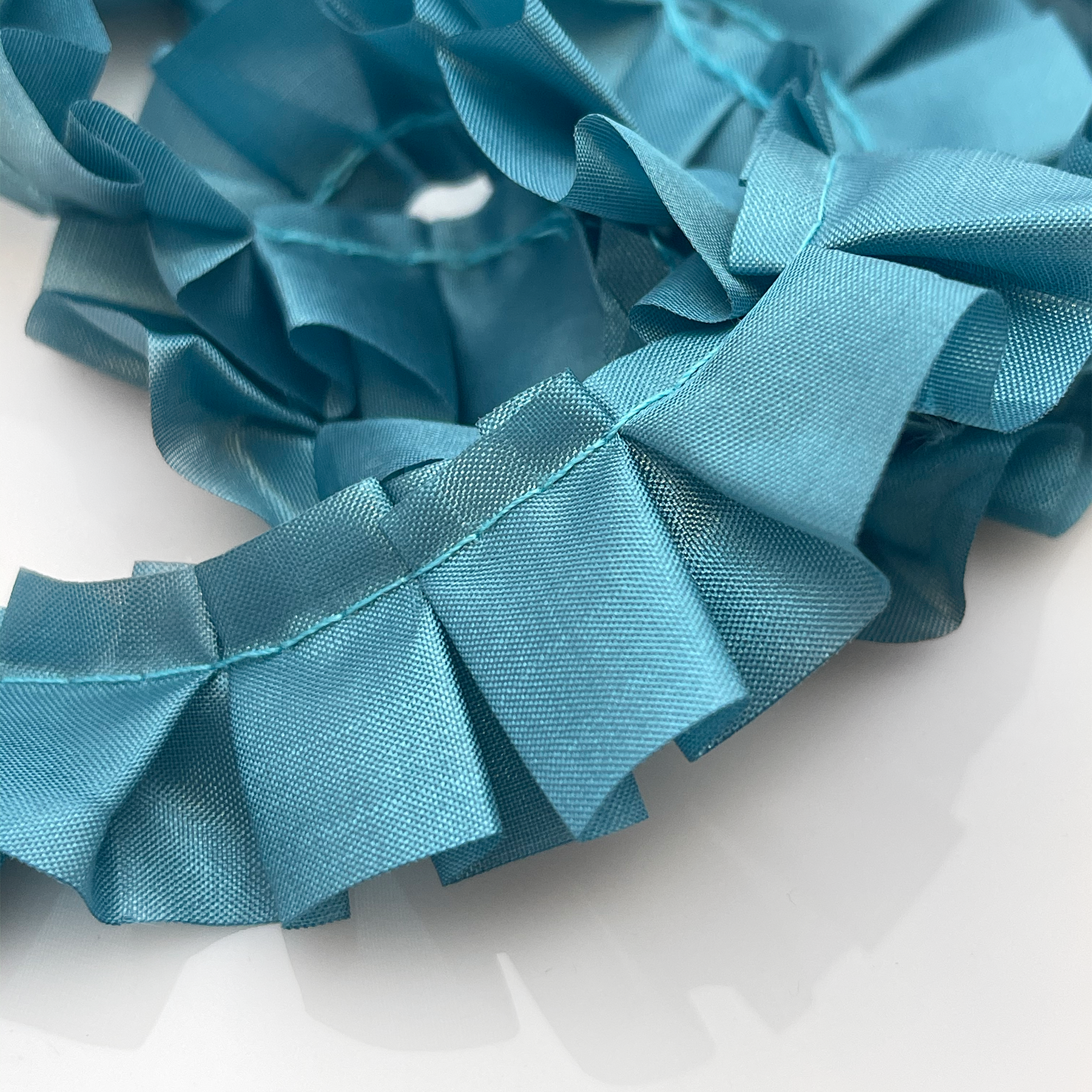 rynkebånd rynkete skrukkete bånd blå blått lyseblå lysblå ruffles ruffled silk ribbon pyntebånd satin silke silkebånd