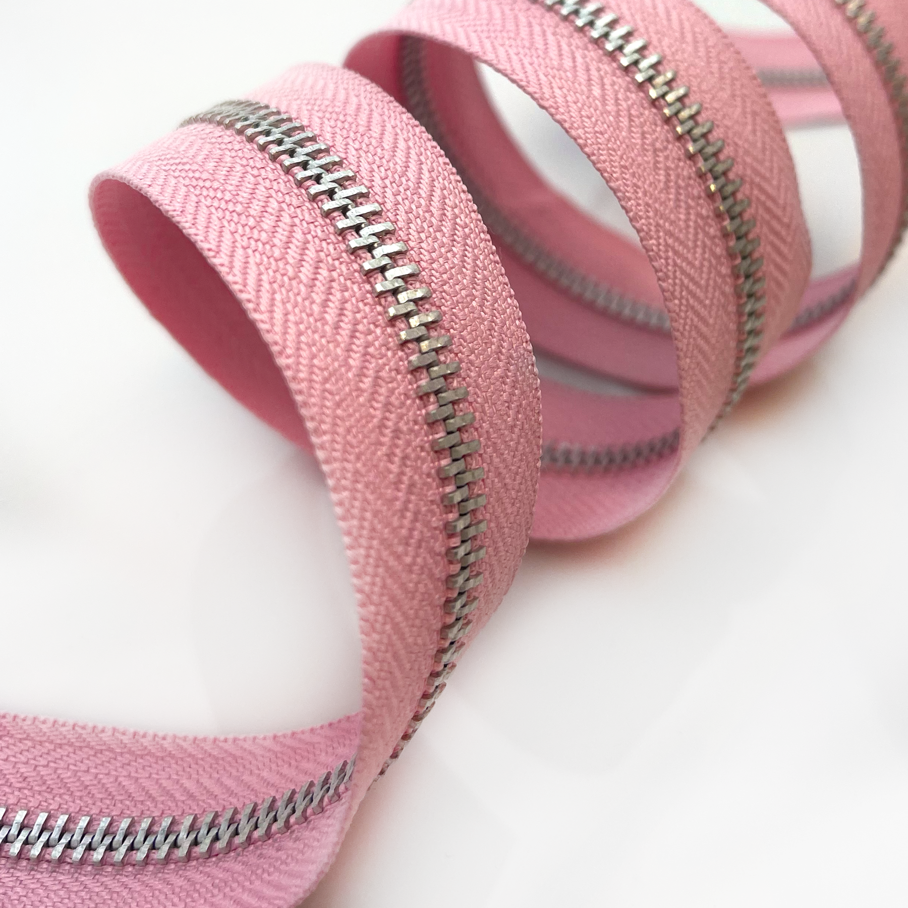 Maya Road - Zipper Trim - Sweetheart Pink - Metervis rosa babyrosa bånd glidelås glidlås