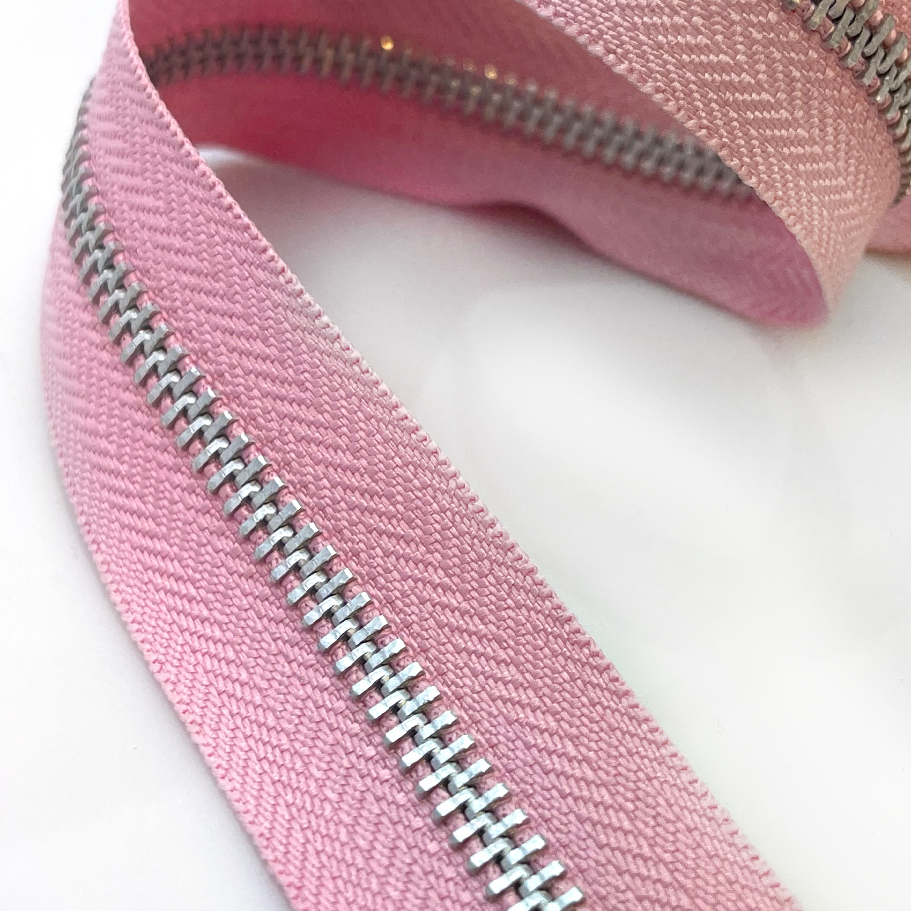 Maya Road - Zipper Trim - Sweetheart Pink - Metervis rosa babyrosa bånd glidelås glidlås