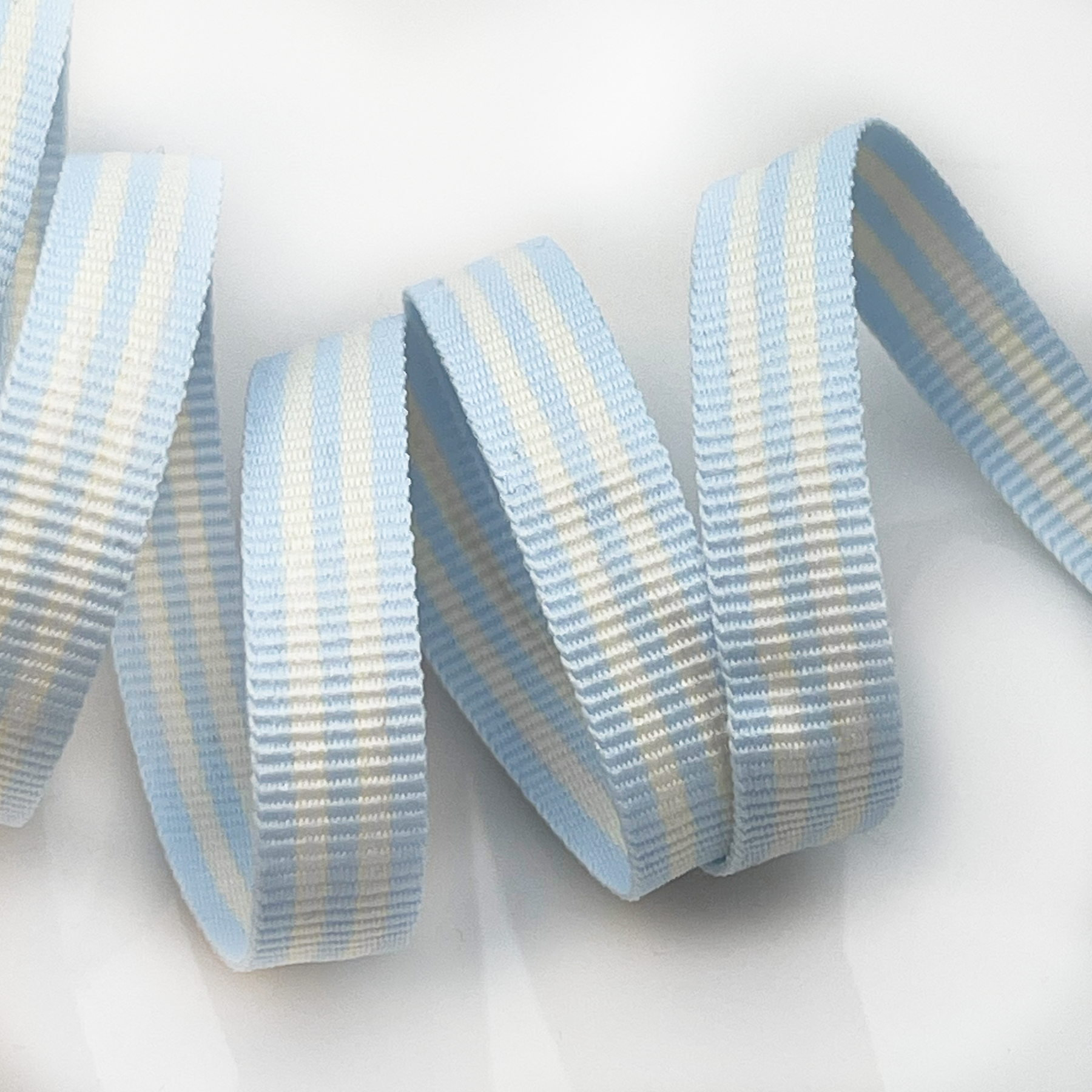 Maya Road - Textured Stripes - Sky blå blått hvitt hvit bånd pyntebånd babyblå himmelblå 